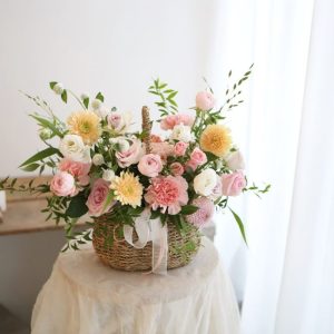 Graceful Bloom Basket ( kombinasi bunga pastel dengan tampilan anggun)